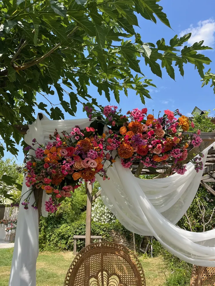 Décoration florale pour mariage - Bouquet de mariée et arche fleurie Nîmes