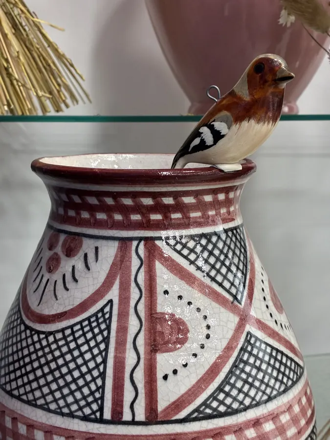 Vase décoratif avec arrangement floral élégant - Fleuriste Nîmes